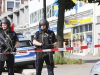 Policajti hliadkujú pred zatvoreným priestorom pred supermarketom v Hamburgu 28. júla 2017