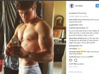 Arthur Chatto sa na instagrame pochválil fotkou odhaleného tela. 
