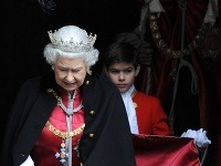 V roku 2012 Arthur Chatto pomáhal britskej kráľovnej s vlečkou na šatách. 