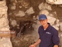 Archeológ ukazuje miesto nálezu