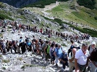 Ľudia čakajúci na vystúp na horský masív Giewont Ľudia čakajúci na vystúp na horský masív Giewont