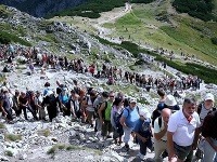 Ľudia čakajúci na vystúp na horský masív Giewont