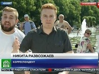 Nikita Razvozzhayev uvádzal reportáž, keď sa mu do toho začal miešať tento podgurážený muž.