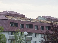 Poškodená strecha na domove dôchodcov v bratislavskej Rači po nočnej búrke