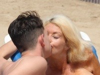 Lauren Harries s mladučkým milencom. Lauren Harries s mladučkým milencom.