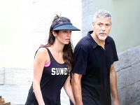 Amal Clooney pôsobí dojmom, akoby ani nebola pred pár týždňami tehotná. 