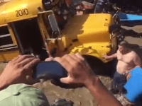 V autobuse našli osem obetí. V autobuse našli osem obetí.