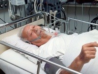 Alexander Dubček na nemocničnom lôžku