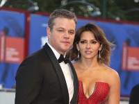 Matt Damon sa na červenom koberci pochválil atraktívnou manželkou Lucianou, ktorej do očí pozeral asi málokto. 