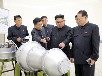Kim Čong un si prezerá novú bombu. Kim Čong un si prezerá novú bombu.