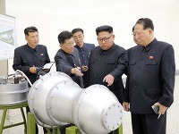 Kim Čong-un si prezerá novú bombu.