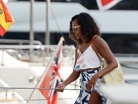 Michelle Obama zmenila štýl obliekania. Paparazzom sa vďaka tomu naskytol aj takýto pohľad. 
