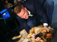 Juraj Bača, ktorý si v seriáli Rex zahral hlavnú postavu, so svojím psím kolegom.