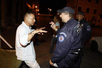 Fedor Flašík sa snaží policajtom vysvetliť, že je normálne, keď sa v centre mesta žúruje.