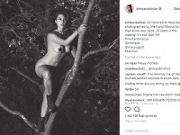 Kim Kardashian nemá problém pózovať nahá aj na strome. 