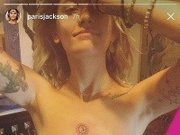 Paris Jackson má medzi prsiami nové tetovanie. 
