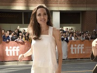 Angelina Jolie vyzerala v bielom komplete fantasticky. 