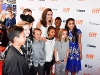 Angelinu Jolie prišli na premiéru podporiť všetky jej ratolesti. Spoločne s jej kolegyňami ochotne pózovali fotografom. 