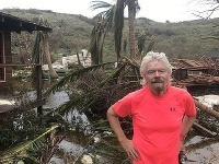 Richard Branson pri ruinách časti svojej vily.