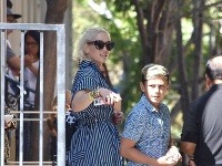 Gwen Stefani prišla do kostola oblečená v košeľových šatách, spod ktorých jej vytŕčali samodržiace pančuchy. 