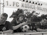 Záber na autogramiádu majstrov pred 20. rokmi. Loptu podpisuje útočník Jozef Kožlej, v roku 1997 najlepší strelec ligy.
