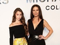 Catherine Zeta-Jones vzala svoju dcéru Carys na módnu šou. Sympatická tínedžerka na seba strhla všetku pozornosť. 