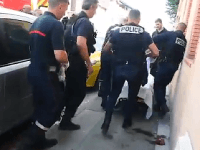 Policajti muža spacifikovali. Policajti muža spacifikovali.
