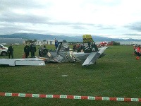 Na letisku došlo k pádu jednomotorového dolnoplošníka Čmelák Z - 37 aj s tromi osobami na palube. 