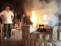 Vladimír Mečiar pri ohni v jeho príbytku Vladimír Mečiar pri ohni v jeho príbytku