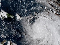 Hurikán atakuje Karibik.