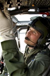 Princ William v počas fotenia v RAF Shawbury
