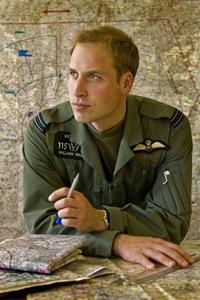Princ William  počas fotenia v RAF Shawbury