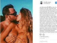 Veronika Maťašová zverejnila na Instagrame fotku, na ktorej je hore bez. Prsia jej drží jej priateľ. 