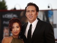 Nicolas Cage mal za manželku svoju fanúšičku Alice Kim.