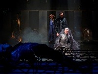Elena Chetvernya ako dánska kráľovná Gertrúda a Jozef Marčinský ako dánsky kráľ Cladius v novom tanečnom predstavení Hamlet v Štátnom divadle Košice.