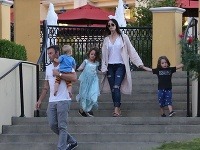 Megan Fox a Brian Austin Green na prechádzke so synmi. Najstarší Noah vyzerá skôr ako dievčatko.   