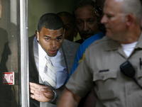 Chris Brown odchádza zo súdu.