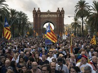 Priaznivci nezávislosti s katalánskymi zástavami a transparentmi počas pochodu pred Katalánsky parlament v Barcelone