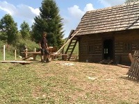 Milovník dreva Jožko sa rozčúlil nad nedokončenou prácou farmárky Michaly.