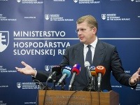 Na snímke minister hospodárstva Peter Žiga počas brífingu, na ktorom oznánil, že dozorná rada spoločnosti MH Manažment dnešným dňom končí. Na snímke minister hospodárstva Peter Žiga počas brífingu, na ktorom oznánil, že dozorná rada spoločnosti MH Manažment dnešným dňom končí.