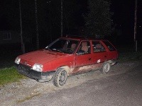 Páchatelia vypálili z idúceho auta vypálili niekoľko rán zo samopalu. Páchatelia vypálili z idúceho auta vypálili niekoľko rán zo samopalu.