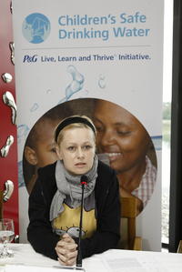 Michaela Čobejová na tlačovej konferencii k projektu Childrens Safe Drinking Water. 
