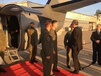 Prezident nastupuje do vojenského lietadla.