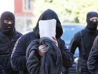 Na snímke privádzajú na Špecializovaný trestný súd (ŠTS) mužov, ktorých zadržali v piatok 13. októbra 2017 v rámci najväčšej akcie finančnej polície SHARK.