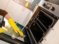Profesionálna upratovačka prezradila trik, po ktorom sa rúra leskne ako nová: Nepotrebujete ani chémiu!