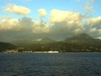 Pohľad na Dominiku z Karibského mora, hlavné mesto Roseau pred a po hurikáne Maria.