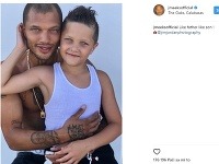 Jeremy Meeks a jeho syn majú úplne rovnaký pohľad. 