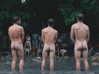 Daniel Radcliffe (v strede) a jeho kolegovia sa pred kamerami predviedli nahí. 