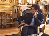 Macronov pes si pred všetkými uľavil. Macronov pes si pred všetkými uľavil.