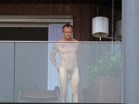 Flea sa po balkóne luxusného hotela pretŕčal celkom nahý. 